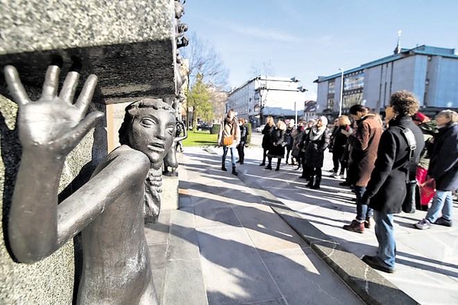 Pred zgradbo slovenskega parlamenta. Koliko je žensk v njegovi najnovejši sestavi?  Foto: Katja Goljat/Ljubljana Urban Tours