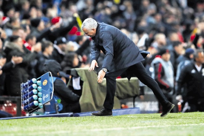 Jose Mourinho je poskrbel za šov po zmagovitem golu Fellainija.