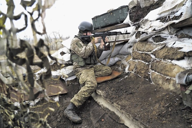 Ukrajinski vojak na položaju na vzhodu države, kjer je razglašeno vojno stanje. V Donbasu se bojijo zaostritve spopadov kot...