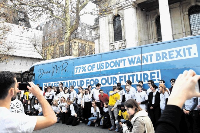 Mladi aktivisti z napisom na avtobusu v bližini britanskega parlamenta sporočajo poslancem, da je več kot tri četrtine...