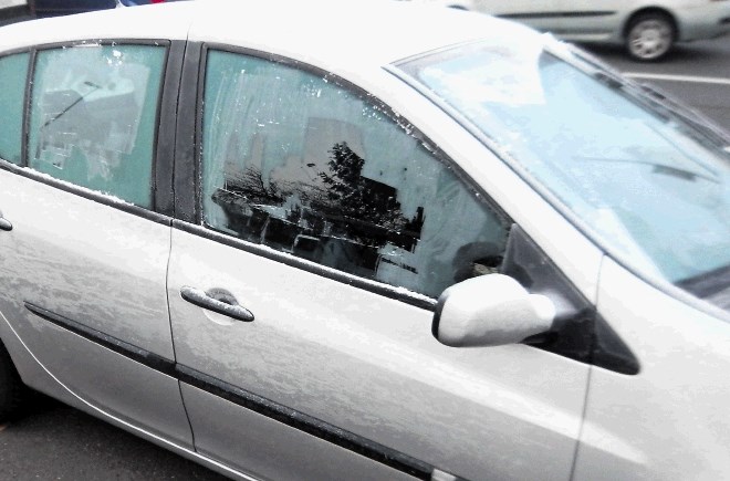 Če boste slabo očistili stekla na avtu, vas policisti lahko oglobijo za 200 evrov.