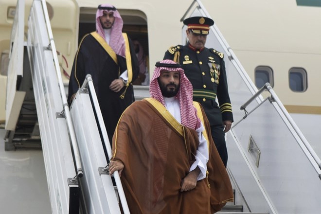 Mohamed bin Salman, savdski princ, ob prihodu na letališču v Buenos Airesu v Argentini, kamor je prispel na srečanje skupine...
