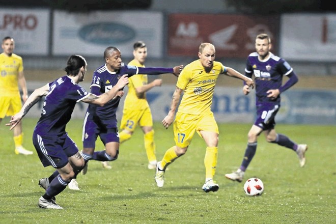 Nekdanji reprezentant BiH Senijad Ibričić (v rumeni majici) bo vodil igro Domžal na današnjem derbiju proti Mariboru.