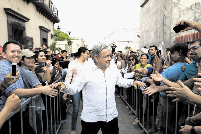 Novi mehiški predsednik Andres Manuel Lopez Obrador pozdravlja privržence  v Mazatlanu na zahodu države. Vodenje Mehike...