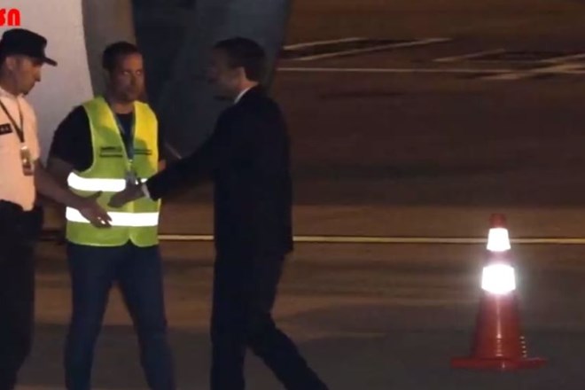 #video Ker ga ni pričakal nihče drug, se je  Macron slavnostno rokoval z letališkimi delavci
