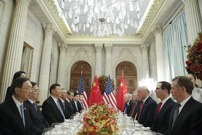 Kitajski predsednik Xi (levo) in ameriški predsednik Trump z delegacijama na večerji v Buenos Airesu, kjer so si zastavili...