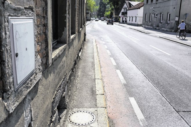 Kolesarska steza in pločnik se na nekaterih odsekih Vodnikove ceste, kot je ta pri križišču s Scopolijevo ulico, nevarno...