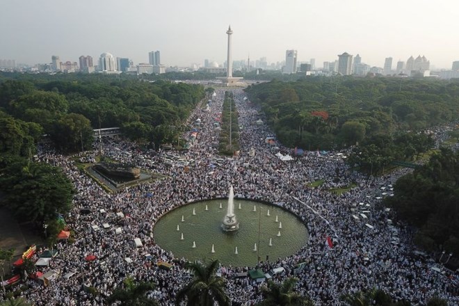 Na tisoče islamistov preplavilo Džakarto