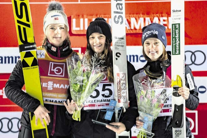 Skakalka Ema Klinec (desno) je poskrbela za prve stopničke slovenskih zimskih športnikov na tekmah svetovnega pokala. Na...