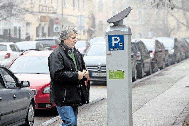 Za nekatera območja, kjer je parkiranje plačljivo, lahko občani kupijo letno dovolilnico za parkiranje.