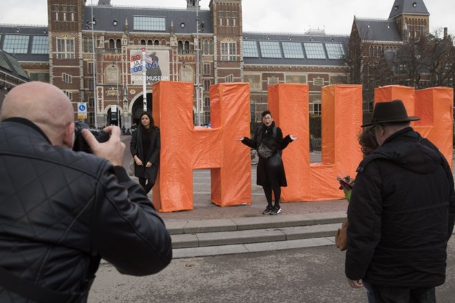Odstranili napis »I AMsterdam«, saj naj bi bil preveč »individualističen« 