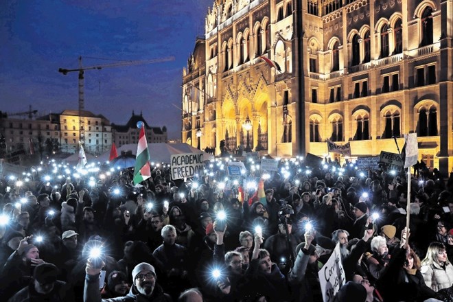 Na tisoče ljudi je konec novembra pred madžarskim parlamentom protestiralo proti selitvi CEU iz Budimpešte.