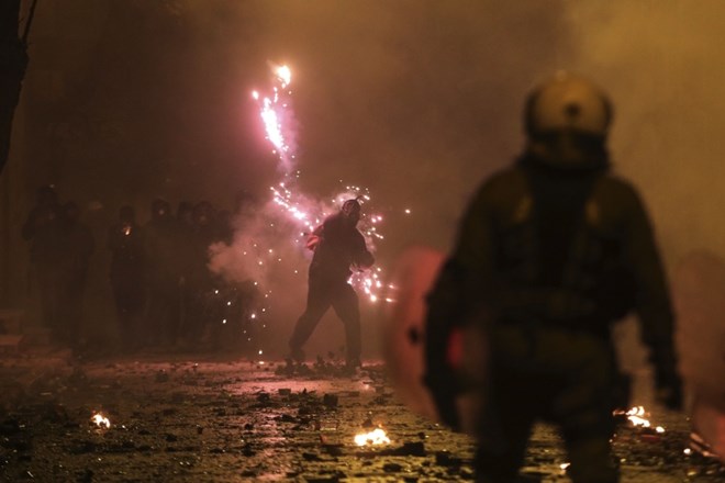 V protestih v Atenah trije ranjeni 
