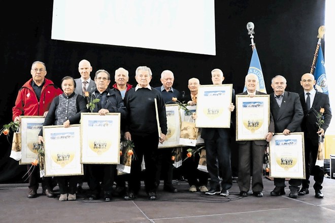 Deseterica letošnjih prejemnikov najvišjih priznanj Planinske zveze Slovenije s predsednikom PZS Jožetom Rovanom in...