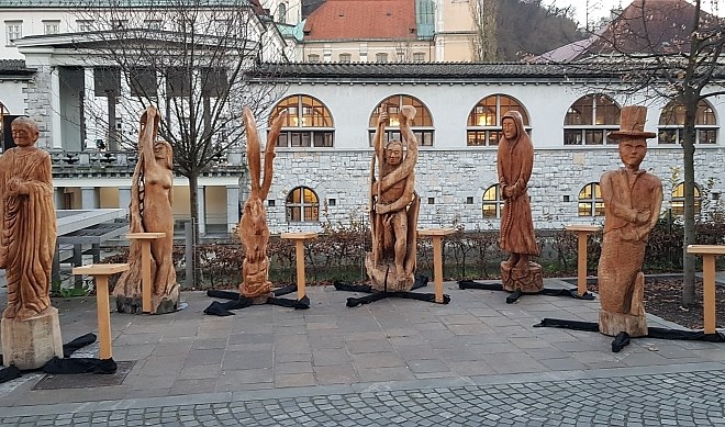 Postavitev lesenih skulptur iz domačega lesa iz cikla Zgodbe Ljubljane, katere značilnost je tudi to, da je večji del...