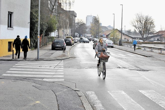 Po celoviti prenovi bodo kolesarji v Parmovi ulici v obeh smereh lahko vozili po kolesarskem pasu.
