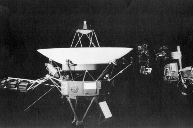 Osončje zapustil tudi Voyager 2