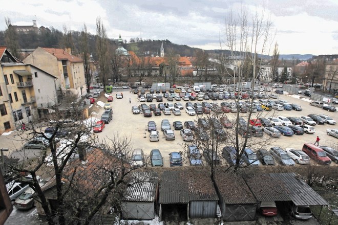 Ljubljansko parkirišče na gradbišču, ki je bilo predvideno za gradnjo nove Narodne in univerzitetne knjižnice, obiskovalcev...