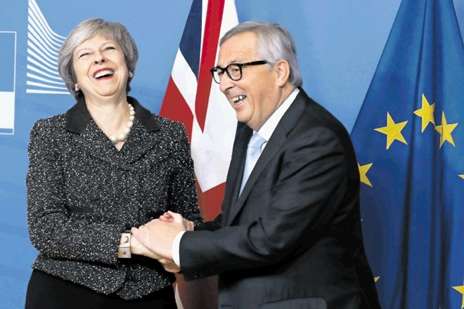 Široki nasmehi Mayeve in Junckerja med današnjim srečanjem v Bruslju, za njimi pa skrita razhajanja o ločitvenem sporazumu in...