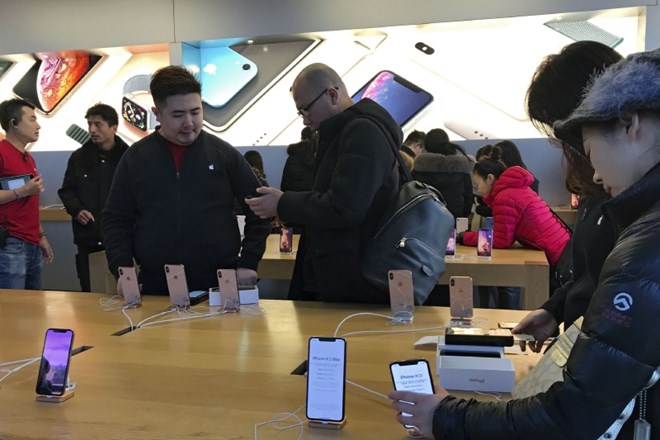 Na Kitajskem grožnje z zaprtjem trga, Apple prodaja iphone kljub prepovedi