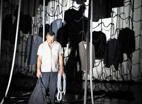 Predstavo Črni petek je koreograf in plesalec Branko Potočan oblikoval skupaj z duom Silence.