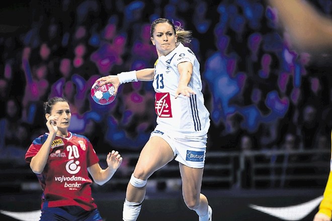 Francozinja Manon Houette (z žogo) je k visoki zmagi proti Srbiji in uvrstitvi v polfinale evropskega prvenstva prispevala...