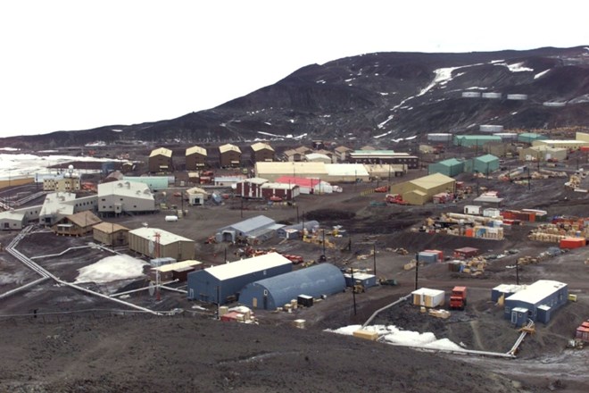 McMurdo je največja znanstvena postaja na Antarktiki in ponuja dom več kot tisočim ljudem.