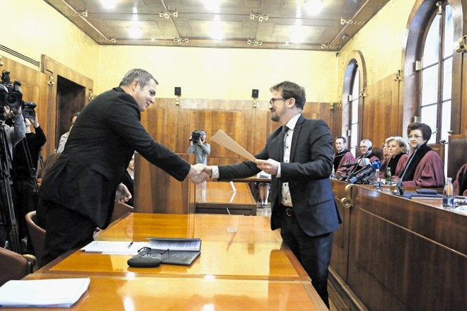 V trenutku, ko je generalni sekretar ustavnega sodišča Sebastian Nerad (desno) predal odločbo ustavnih sodnikov (v ozadju) o...