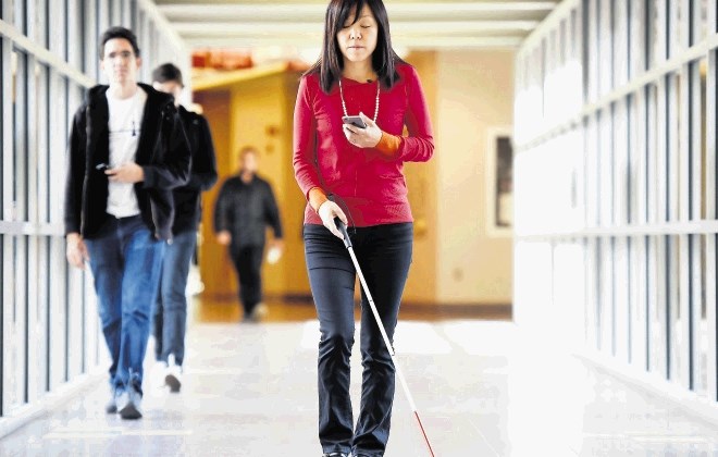Slepa Chieko Asakawa je ustvarila posebno telefonsko aplikacijo, s pomočjo katere se uporabnik varno premika v notranjih...