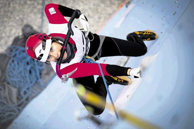 Maja Šuštar je dosegla svojo premierno zmago v evropskem pokalu v lednem plezanju.