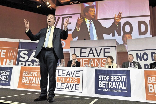 Nigel Farage, poslanec v evropskem parlamentu, med govorom na zborovanju »Odhod pomeni odhod« konec prejšnjega tedna v...