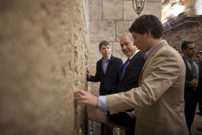 Jair Netanjahu med molitvijo skupaj s svojim očetom.
