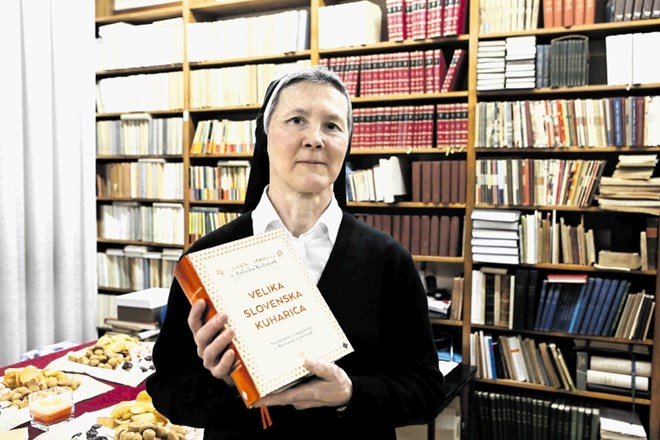 Sestra Bernarda Gostečnik v samostanu šolskih sester v Repnjah vodi kuharske tečaje.
