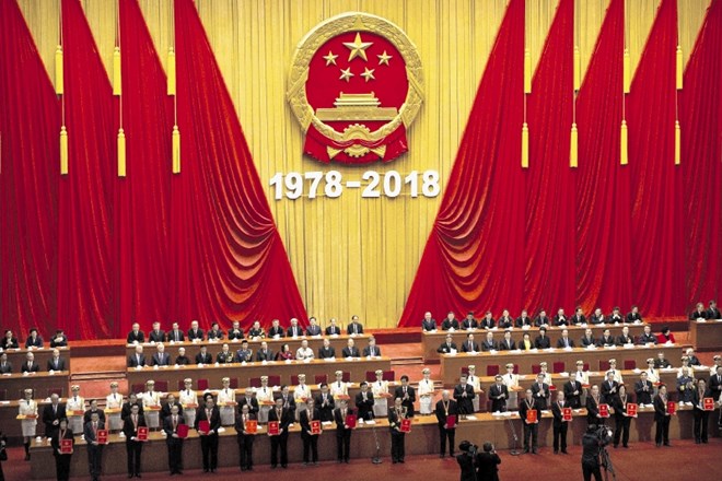Slovesnost ob obletnici reform, ki so sprožile vzpon Kitajske v sam  vrh globalne ekonomije,  je v  Veliki dvorani ljudstva...