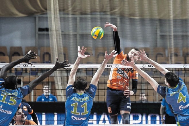Odbojkarji ACH Volleyja (v oranžnih dresih) so se favoriziranemu Zenitu  izvrstno upirali, a na koncu klonili z 2:3.