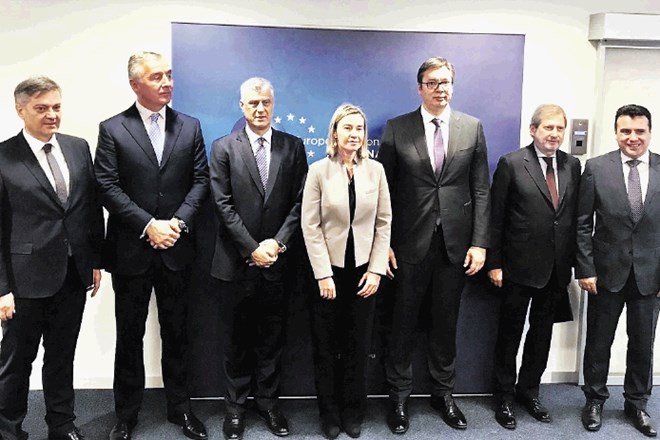 Skupinski portret z delovnega sestanka balkanskih voditeljev v Bruslju:  z leve proti desni stojijo Denis Zvizdić, Milo...