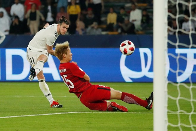 Realov igralec Gareth Bale (v belem dresu) je z včerajšnjimi tremi goli ponovil dosežek Cristiana Ronalda proti Kašimi v...