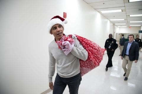 #video Barack Obama kot Božiček delil darila na pediatrični kliniki