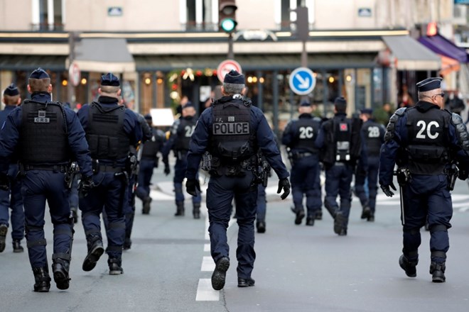 Francoska vlada bo policistom nemudoma zvišala plače.