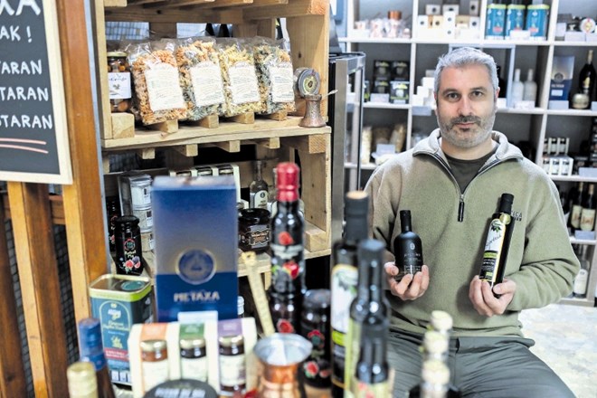 Jorgos Kordojanis je fizik, ki sam izbira butične grške izdelke za svojo trgovino Stari Grk na osrednji pokriti tržnici v...