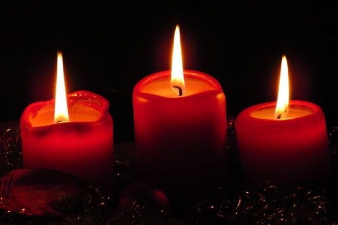 Previdno pri prazničnem krašenju doma in uporabi sveč