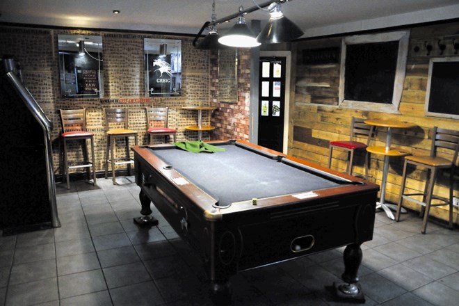 The Salford Arms, v katerem so posneli brezčasen video za Only You, tudi danes ostaja tipičen angleški pub.