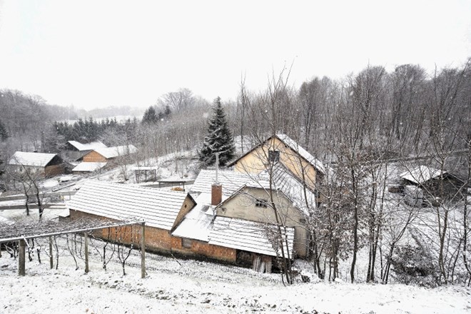 Le domačija Bedekovičevih je del hrvaškega ozemlja, medtem ko so sosednje hiše levo in desno od nje v Sloveniji.