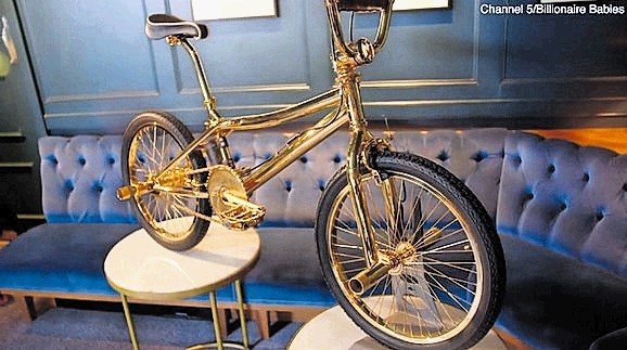 Z zlatim kolesom BMX  izražena starševska božična ljubezen