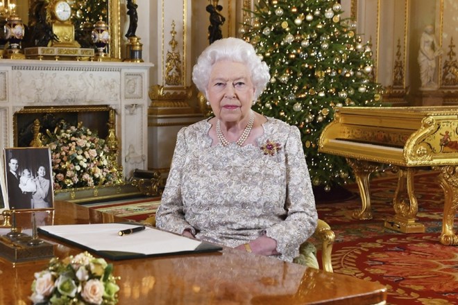 Kraljica Elizabeta II po letošnji posneti božični poslanici, ki jo bodo predvajali jutri