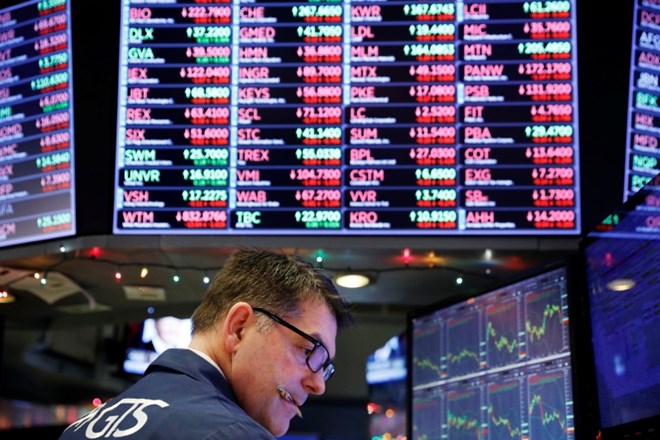 Vlagatelji na evropskih borzah ostali brez božičnega darila, Dow Jones pod 21.800 točk