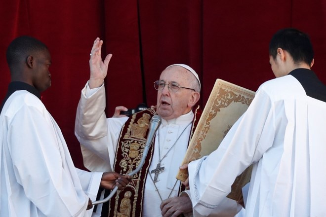 Papež je vernikom zaželel mir.