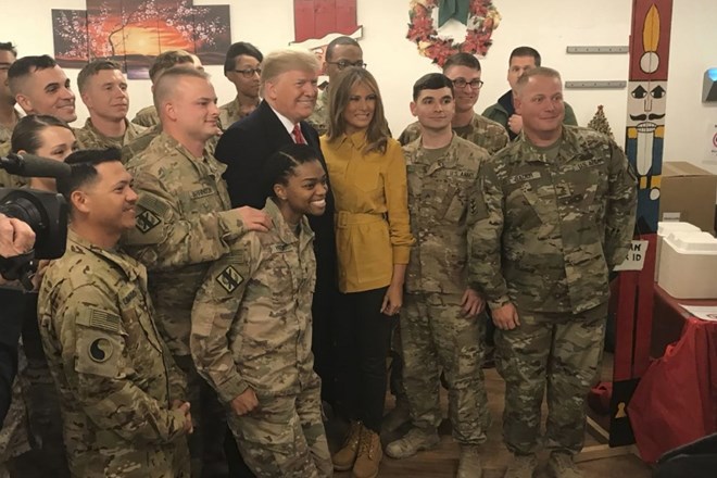 Donald in Melania Trump na obisku pri ameriških vojakih v Bagdadu.