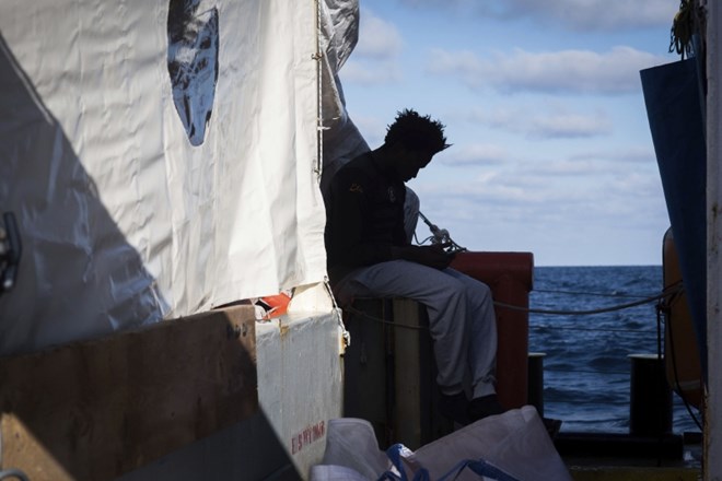Ladja z migranti na krovu že šest dni tava po morju.