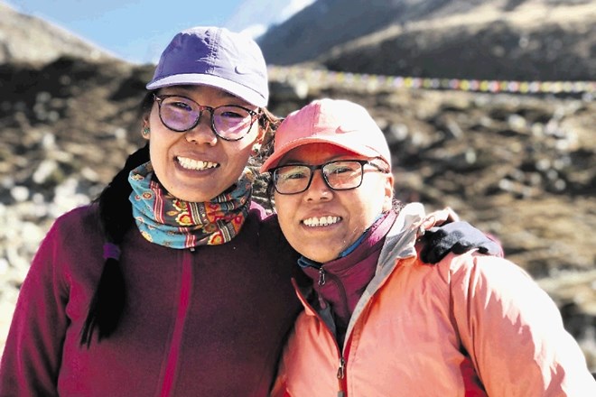 »Na goro se odpravljava, da bi olajšali bolečino ob izgubi mož,« pravita vdovi Furdiki Sherpa in Nima Doma Sherpa.